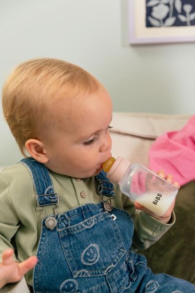 Скляна дитяча пляшечка BIBS Glass Baby Bottle Round Silicone 1 pack 240 мл Medium Flow (середній потік) ivory 5713795265718 фото